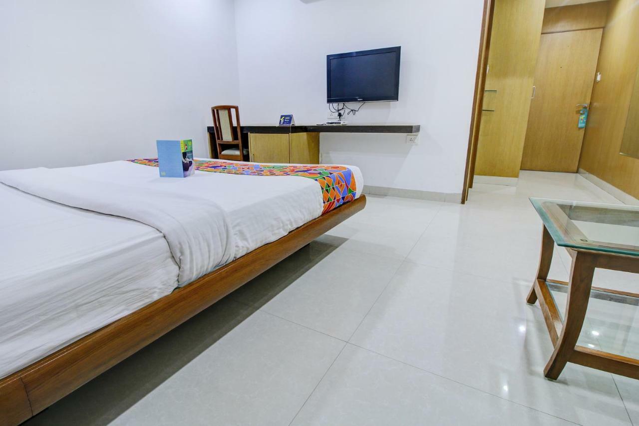 Fabhotel Syberitic Suites Gachibowli - Fully Vaccinated Staff Kondapur  Exterior photo