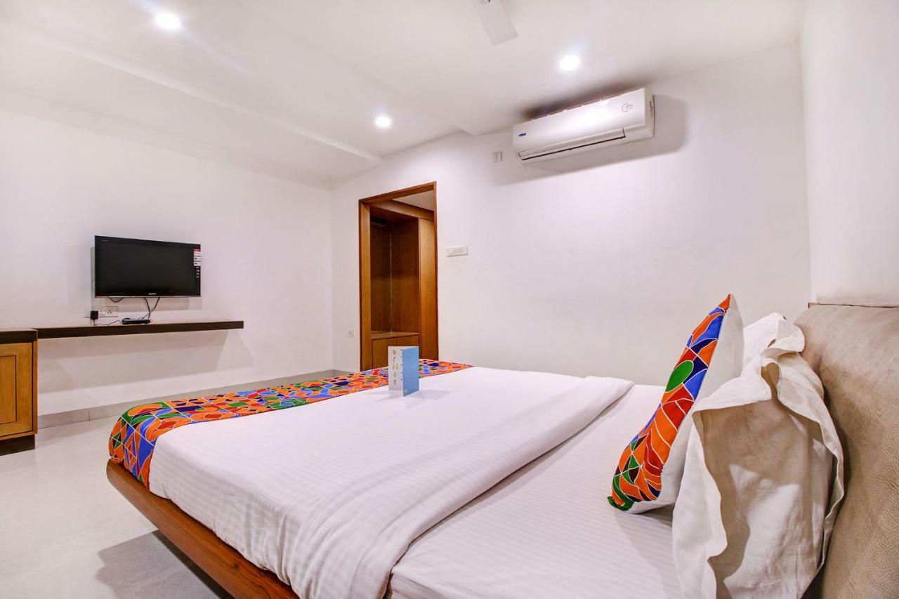 Fabhotel Syberitic Suites Gachibowli - Fully Vaccinated Staff Kondapur  Exterior photo