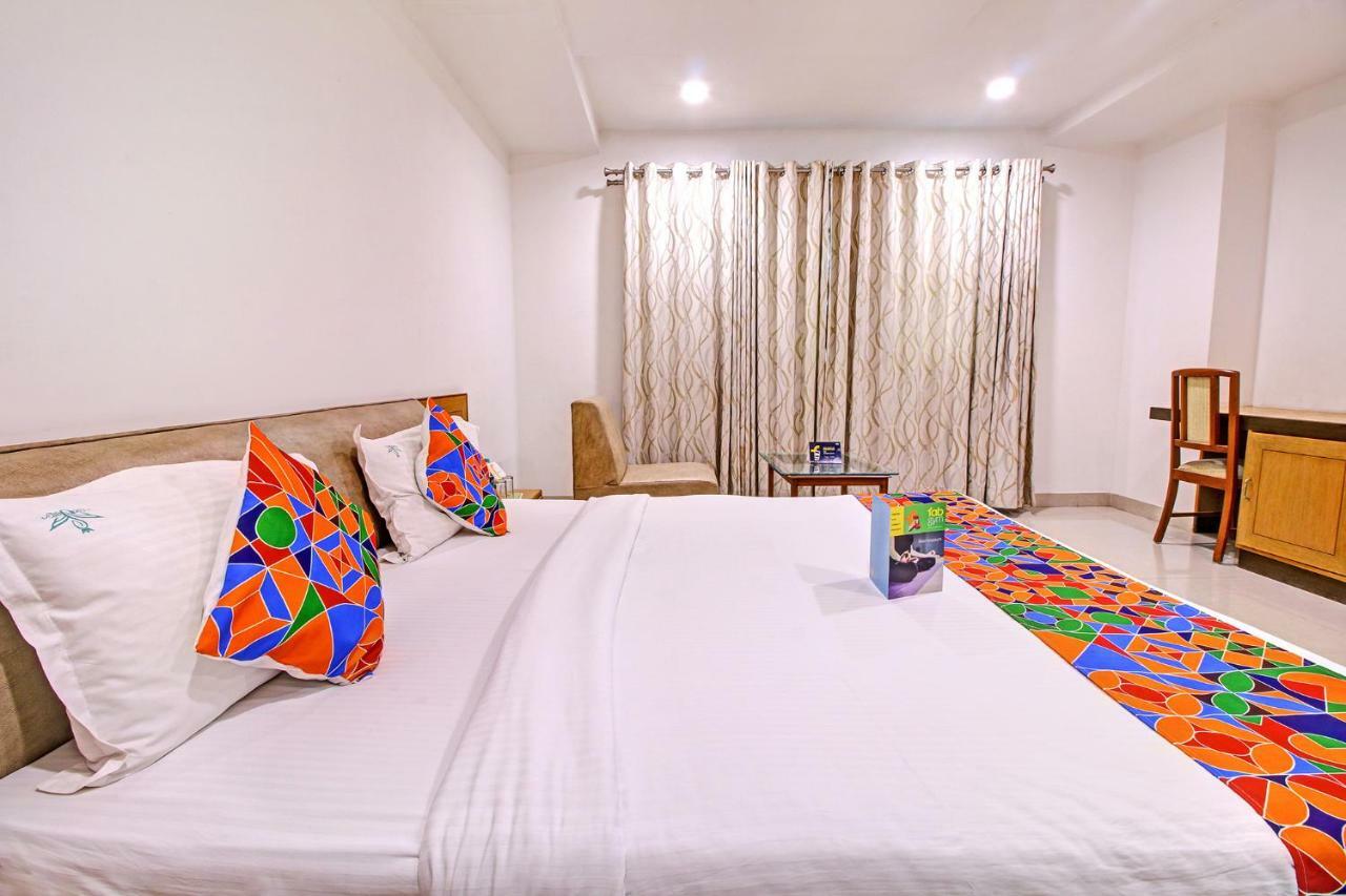Fabhotel Syberitic Suites Gachibowli - Fully Vaccinated Staff Kondapur  Exterior photo